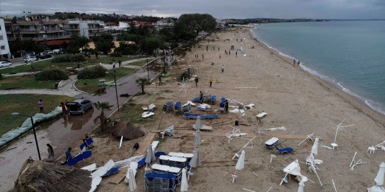 Βρετανός τουρίστας περιγράφει τον τρόμο από τη φονική κακοκαιρία στη Χαλκιδική: «Ο αέρας σήκωνε τις τζαμαρίες σαν χαρτοπετσέτες» (βίντεο)